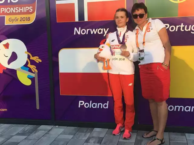 Klaudia Kazimierska na podium z trenerką Agnieszką Nowakowską