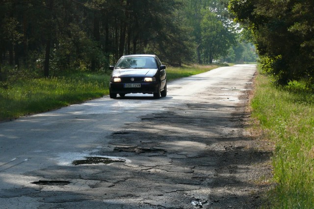 Droga w okolicach Roździna jest dziś w fatalnym stanie