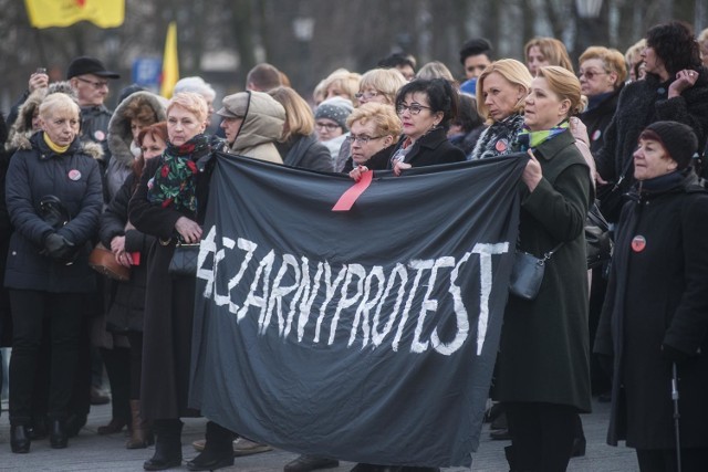 Na placu przy fontannach przeciw dyskryminacji protestowały kobiety z Radomia i regionu.