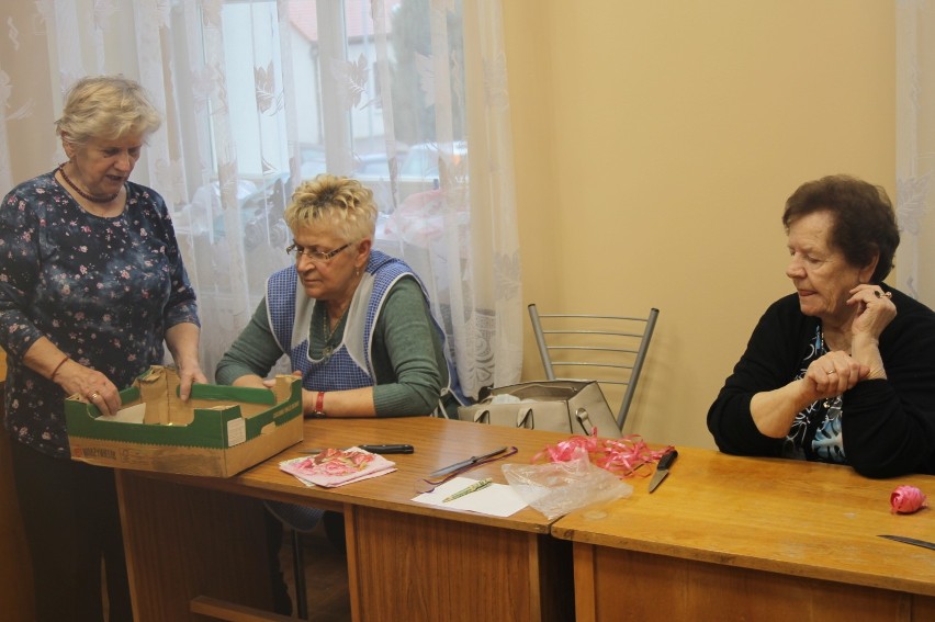 Zdunowscy seniorzy przygotowywali paczki dla chorych [ZDJĘCIA]