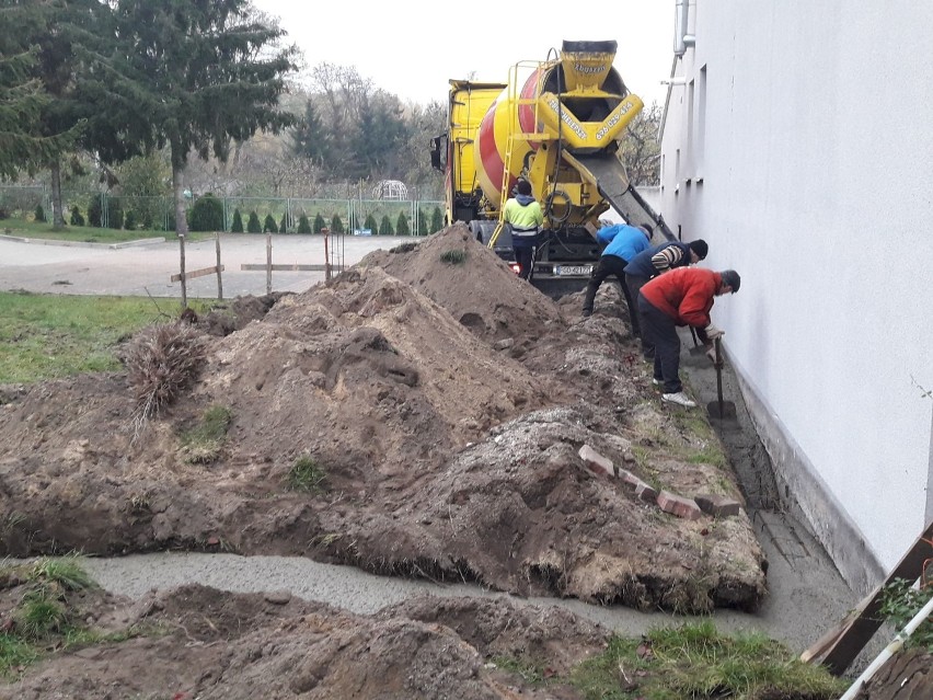 Druhowie zabrali siędo pracy. Wykopali, uzbroili i zalali...