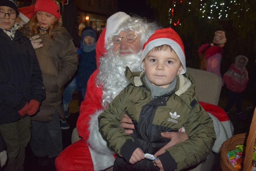 Dzieci bardzo chętnie siadały na kolanach Mikołaja i...