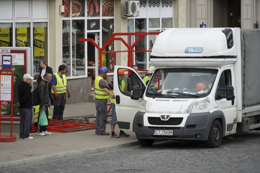 Trwa demontaż wiat przystankowych na placu NZS od strony...