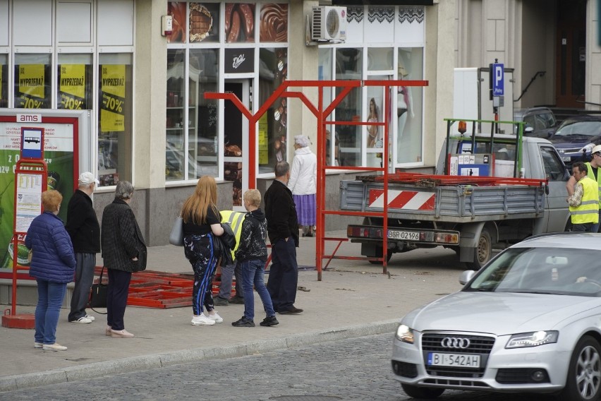 Trwa demontaż wiat przystankowych na placu NZS od strony...