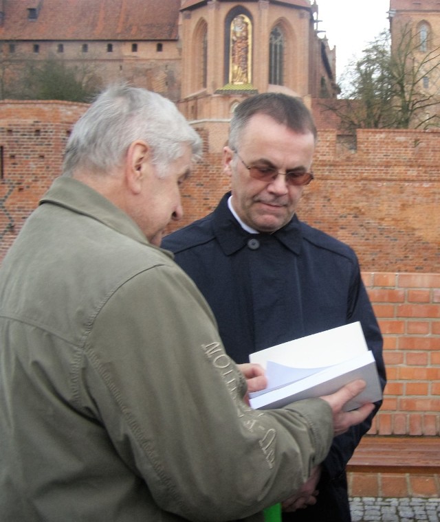 Edward Kozyra nowy słownik przekazał m.in. Jarosławowi Sellinowi, wiceministrowi kultury, podczas jego niedawnej wizyty w Malborku.