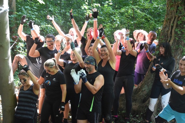 W niedzielę, 19 sierpnia, Park Świętojański w Szczańcu stał się miejscem, kt&oacute;re opanował szał sportowych emocji, a jego przyczyną był Extream Team IV Bieg z Przeszkodami. 

To nie był niedzielny spacerek, dlatego wielu uczestnikom podobał się stopień trudności postawiony im przez organizator&oacute;w. Na starcie szczanieckiego biegu ekstremalnego &quot;Extreme Team&quot; zameldowało się 78. mężczyzn i 59. kobiet! Sklasyfikowano także sześć drużyn: Latające Gryfy (Zielona G&oacute;ra), Joker (Świebodzin), 17BZ (Szczaniec), Pędzące Banany (Opalenica, Zbąszyń), Zakon Jedi (Sulech&oacute;w), Boks Girls (Zielona G&oacute;ra). 

Uczestnicy pokonali 6-kilometrowy dystans naszpikowany przeszkodami: błoto, liny, ciemne tunele, wysokie ściany ze snopk&oacute;w. Było dużo wspinania się, skakania, ale przede wszystkim dobrej zabawy. 

Zobacz więcej zdjęć z biegu: &lt;b&gt;&lt;a href=&quot;http://www.gazetalubuska.pl/sport/biegi-i-rekreacja/g/szczaniec-to-nie-byl-niedzielny-spacerek-bo-byl-to-naprawde-bieg-ekstremalny-zdjecia-czesc-iii,13425423,30683323/&quot;&gt;&lt;font color=blue&gt;To nie był niedzielny spacerek, bo był to naprawdę bieg ekstremalny&lt;/font&gt;&lt;/a&gt;&lt;/b&gt;


Zobacz wideo z biegu:
&lt;iframe src=&quot;//get.x-link.pl/e53ada7e-8c65-237f-bf41-0d9090238dee,e1befe13-5fa4-2d36-0f8f-db4babf6a4e3,embed.html&quot; width=&quot;640&quot; height=&quot;360&quot; frameborder=&quot;0&quot; webkitallowfullscreen=&quot;&quot; mozallowfullscreen=&quot;&quot; allowfullscreen=&quot;&quot; allow=&quot;autoplay; fullscreen&quot; scrolling=&quot;no&quot;&gt;&lt;/iframe&gt;

&lt;iframe src=&quot;//get.x-link.pl/e53ada7e-8c65-237f-bf41-0d9090238dee,e1befe13-5fa4-2d36-0f8f-db4babf6a4e3,embed.html&quot; width=&quot;640&quot; height=&quot;360&quot; frameborder=&quot;0&quot; webkitallowfullscreen=&quot;&quot; mozallowfullscreen=&quot;&quot; allowfullscreen=&quot;&quot; allow=&quot;autoplay; fullscreen&quot; scrolling=&quot;no&quot;&gt;&lt;/iframe&gt;