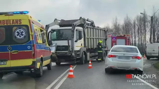 W wypadku na DW 977 w Tuchowie brały udział dwa samochody: ciężarowy i osobowy oraz pieszy. Droga była zablokowana