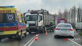 Groźny wypadek na DW 977 w Tuchowie. Przy skrzyżowaniu z drogą na Burzyn ciężarówka zderzyła się z samochodem osobowym. Ucierpiał też pieszy