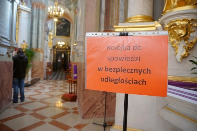 Spowiedź to ważna część katolickiego życia wierzącego. To swego rodzaju oczyszczenie z grzechu. W obrzędzie tym wierni indywidualnie odsłaniają spowiednikowi swoje grzechy i swój stan człowieka poddanego grzechowi. Postanawiają wyrzec się grzechu i z nim walczyć. Przyjmują nałożoną karę, czyli pokutę sakramentalną i otrzymują rozgrzeszenie. Jak się okazuje, nie zawsze otrzymamy rozgrzeszenie. 

Zobaczcie, w jakich sytuacjach spowiednik odmówi nam rozgrzeszenia >>>>>>