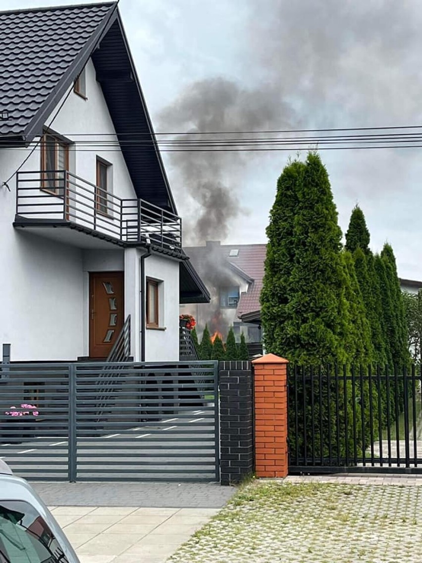 Ponad 20 interwencji strażaków w powiecie tomaszowskim. Na ul. Witosa palił się budynek gospodarczy