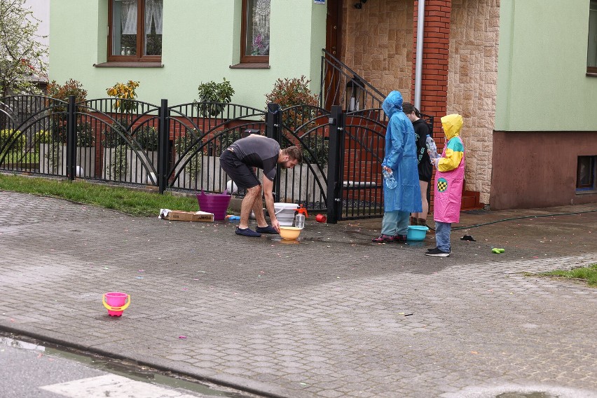 Sąsiedzkie wodne potyczki na śmingus – dyngus w Lesznie