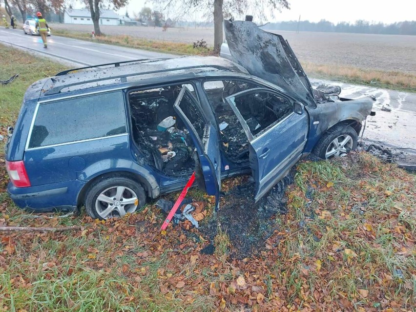 Wypadek w Cetkach koło Rypina. Spłonęło osobowe auto [zdjęcia, 19.11.2022]