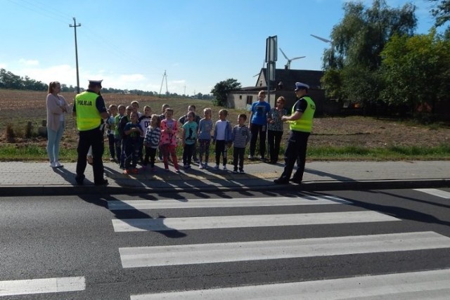 "Spójrz w lewo, potem w prawo i jeszcze raz w lewo" tak rozpoczęła się nauka bezpiecznego przekraczania jezdni. Nauczycielami byli policjanci radziejowskiego ogniwa ruchu drogowego, którzy spotykają się z uczniami klas pierwszych w ramach akcji "Bezpieczna droga do szkoły".