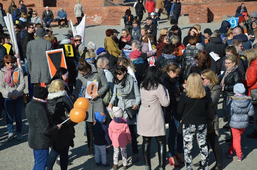 Malbork. Przemarsz i happening pracowników oświaty na placu Jagiellończyka [ZDJĘCIA, WIDEO]. "Walczymy o nowe życie szkoły"