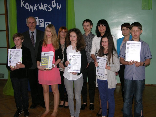 Mistrzowie ortografii i matematyki w Skierniewicach zostali ujawnieni podczas podsumowania dwóch międzyszkolnych konkursów, organizowanych przez Szkołę Podstawową nr 2. Mistrzowie otrzymali nagrody.