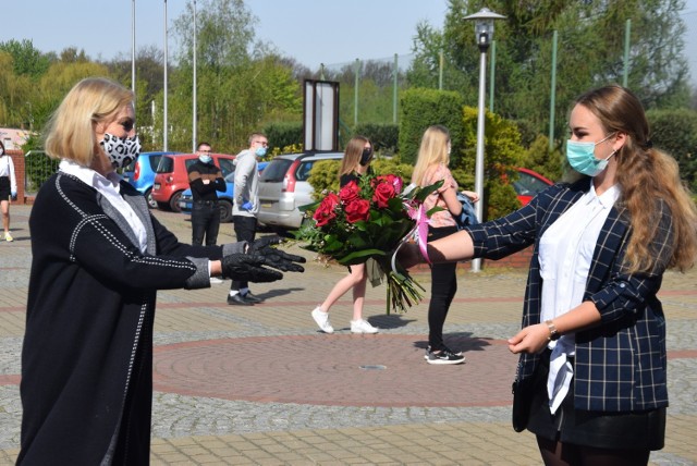 Zakończenie roku szkolnego dla maturzystów w ZS 1 im. Gustawa Morcinka w Tychach


Zobacz kolejne zdjęcia. Przesuwaj zdjęcia w prawo - naciśnij strzałkę lub przycisk NASTĘPNE