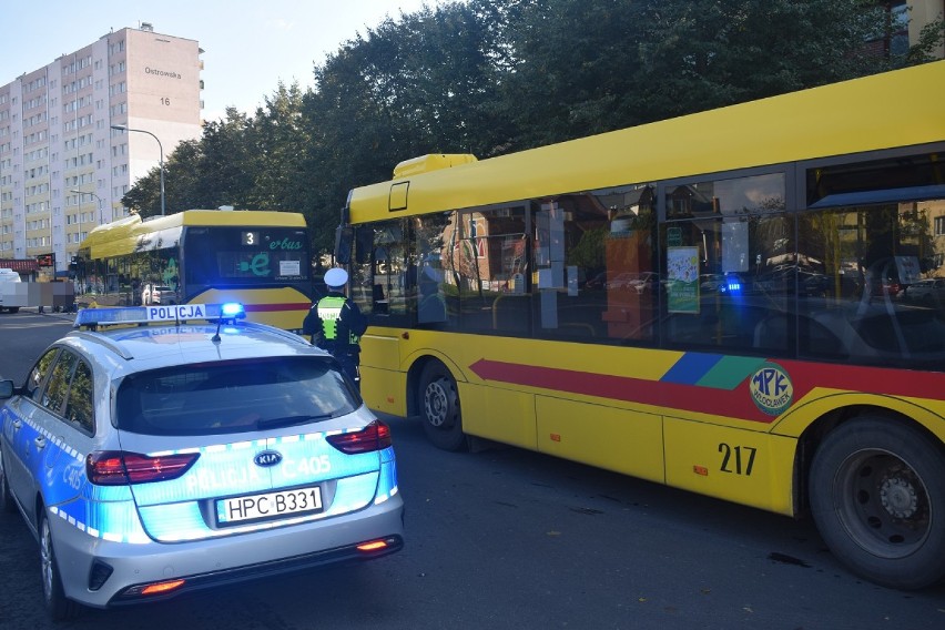 Policjanci we Włocławku nakładają mandaty za brak maseczki.