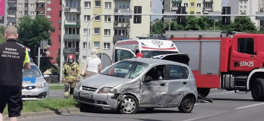 Wypadek karetki w Sosnowcu. Doszło do zderzenia z osobówką, jedna osoba jest ranna