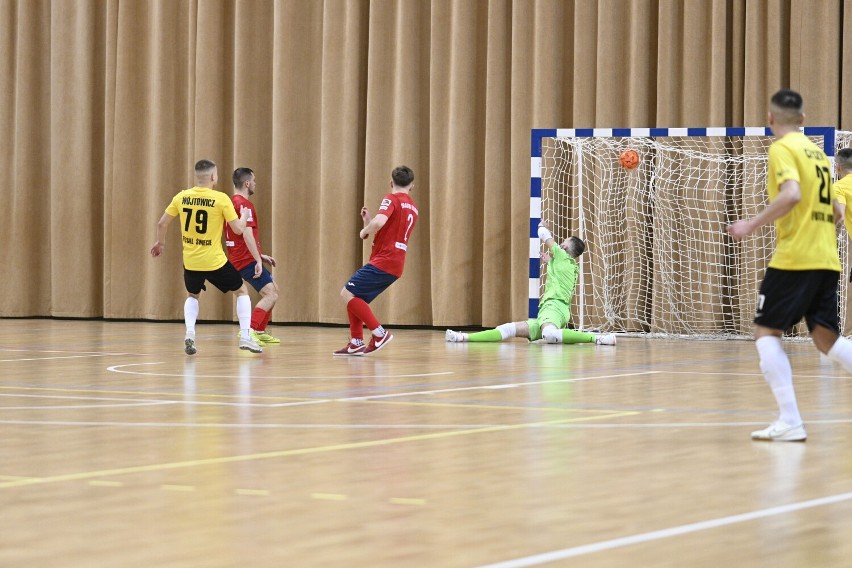 Futsal Świecie (żółte koszulki) pokonał LZS Dragon Bojano i...