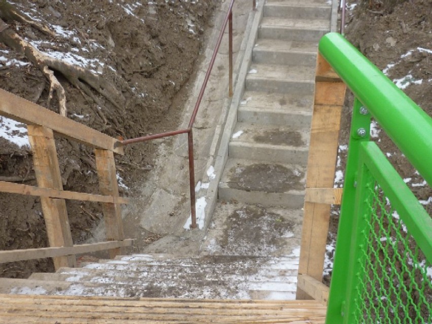 schody na kładce -rozwiązanie tymczasowe