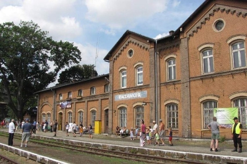 Dworzec kolejowy w Racławicach Śląskich