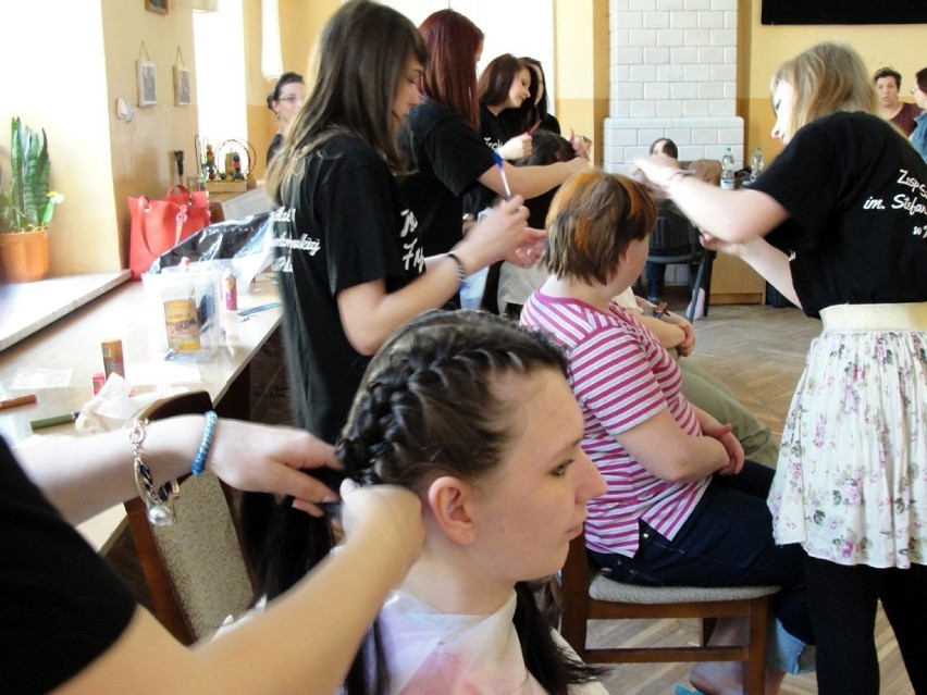 Warsztaty fryzjerskie dla podopiecznych SOSW w KĘBLE