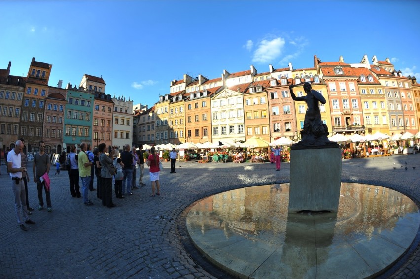 Pomnik Syrenki stoi w samym centrum Rynku Starego Miasta....