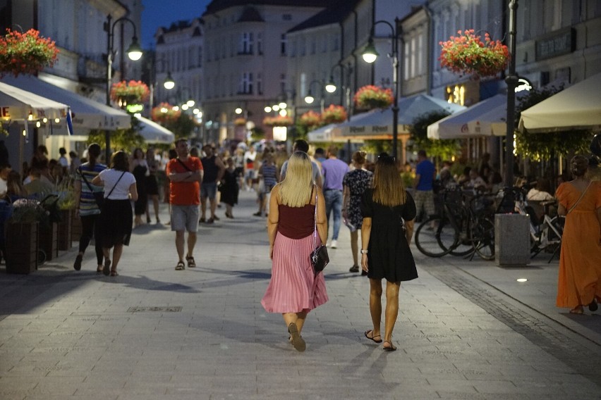 Nocne życie w Rzeszowie. Mieszkańcy korzystają z wolności! Zobacz zdjęcia z centrum miasta w sobotni wieczór