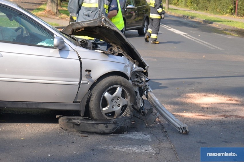 Wypadek na skrzyżowaniu ulic Wieniecka - Budowlanych we Włocławku. Zderzenie fiata z hondą [zdjęcia, wideo]