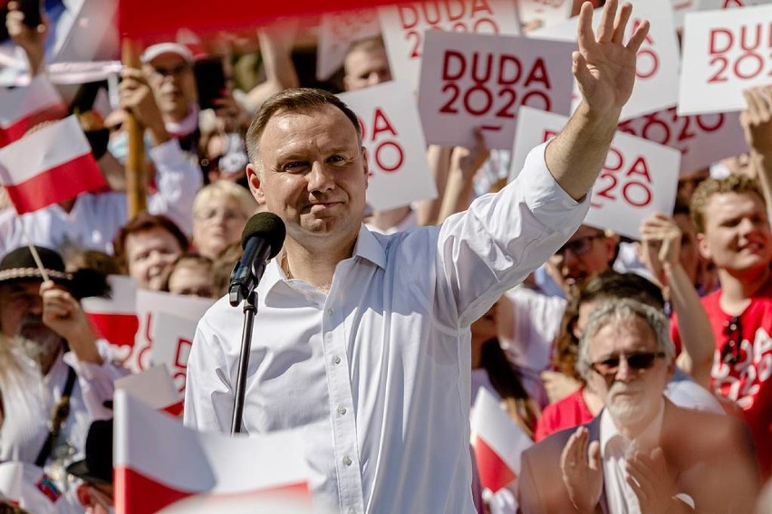 Andrzej Duda w Wałbrzychu. Tłumy zwolenników i przeciwników na placu Magistrackim (ZDJĘCIA i FILM)