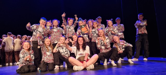 Miniony weekend był niezwykle owocny dla zespołów tanecznych Pałacu Młodzieży w Koszalinie. Tancerki brały udział w turniejach w Kołobrzegu oraz w Pniewach i wróciły z nich z laurami.