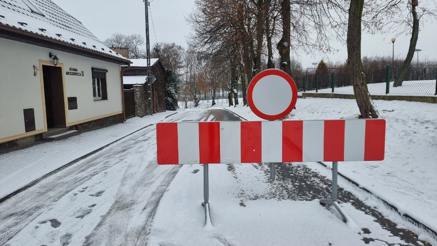 Przejazd ulicą Mickiewicza zamknięty do odwołania. Woda przelewała się przez jezdnię