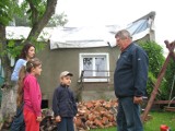 W gminie Morzeszczyn mieszkańcy odbudowują zniszczony przez wichurę dom