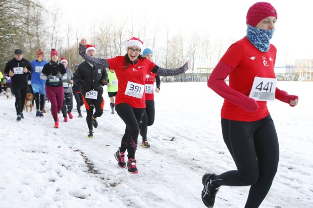 Bieg Mikołajkowy w Lesie Kabackim. Przebrani Mikołaje ścigali się na dystansie 10 km [ZDJĘCIA]