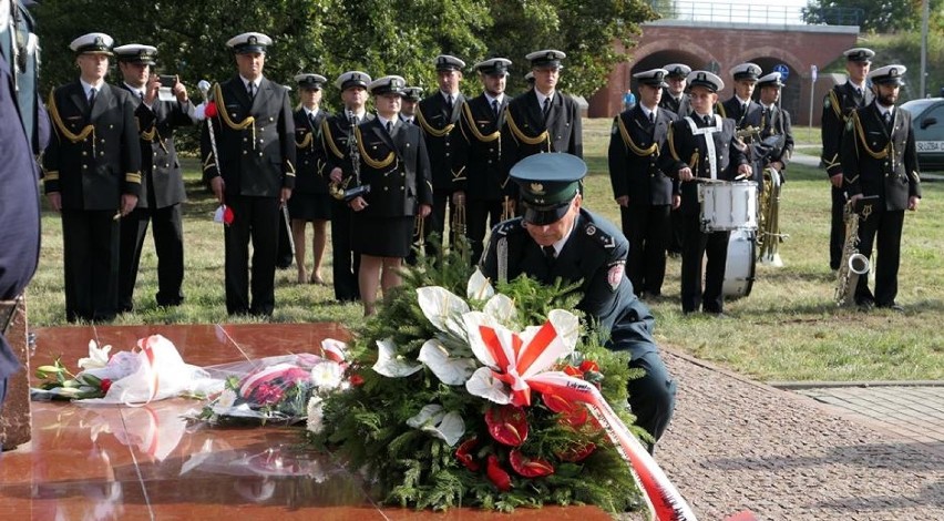 Malbork. 79 rocznica wybuchu II wojny światowej [ZDJĘCIA]. Uroczystości na cmentarzach i pod Pomnikiem Celników Polskich