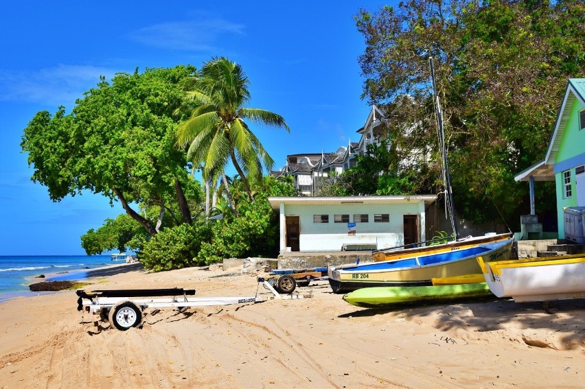 Barbados ma świetnie rozwiniętą bazę turystyczną. Brzegi...