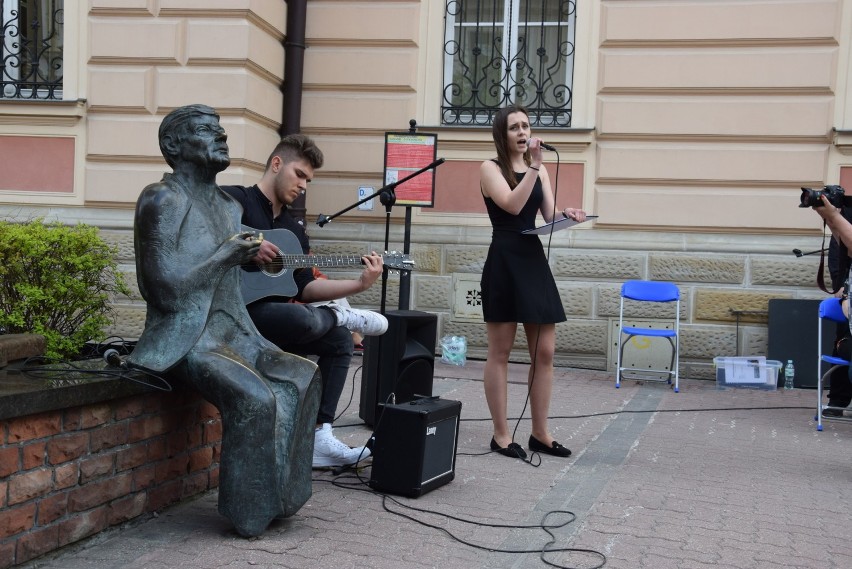 Tarnowianie czytali i śpiewali utwory Herberta przy "Ławce poetów" [ZDJĘCIA]