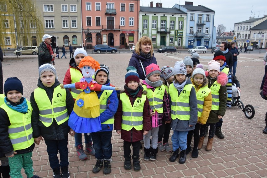 "Stereotypy na stos" Happening w Częstochowie. Topienie Marzanny ZDJĘCIA