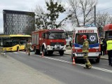 Groźny wypadek w Katowicach. Wychodząc z tramwaju, wszedł wprost pod autobus... Stan mężczyzny jest ciężki