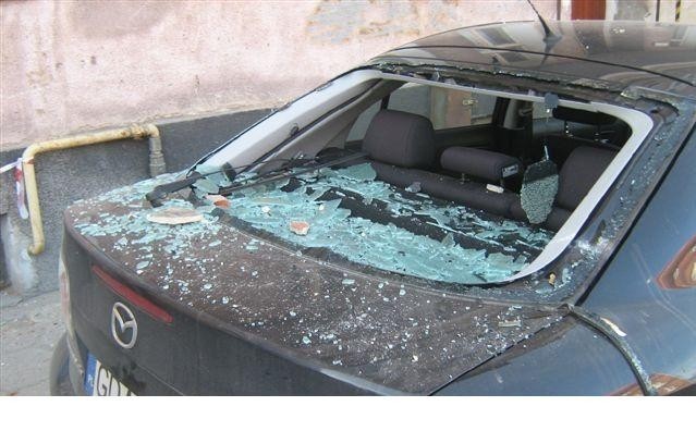 Spadające cegły zniszczyły samochody (ZDJĘCIA)