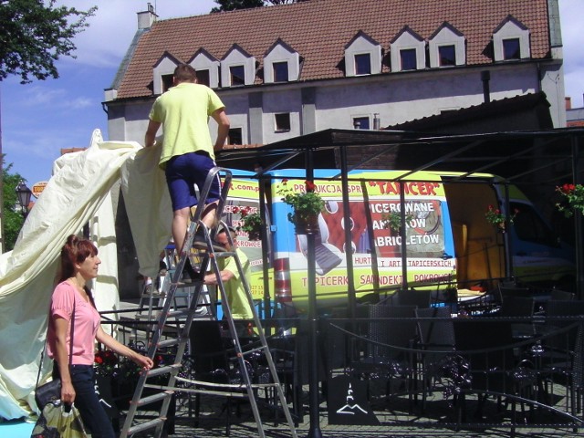 Plandeka jest lekka, jasna...