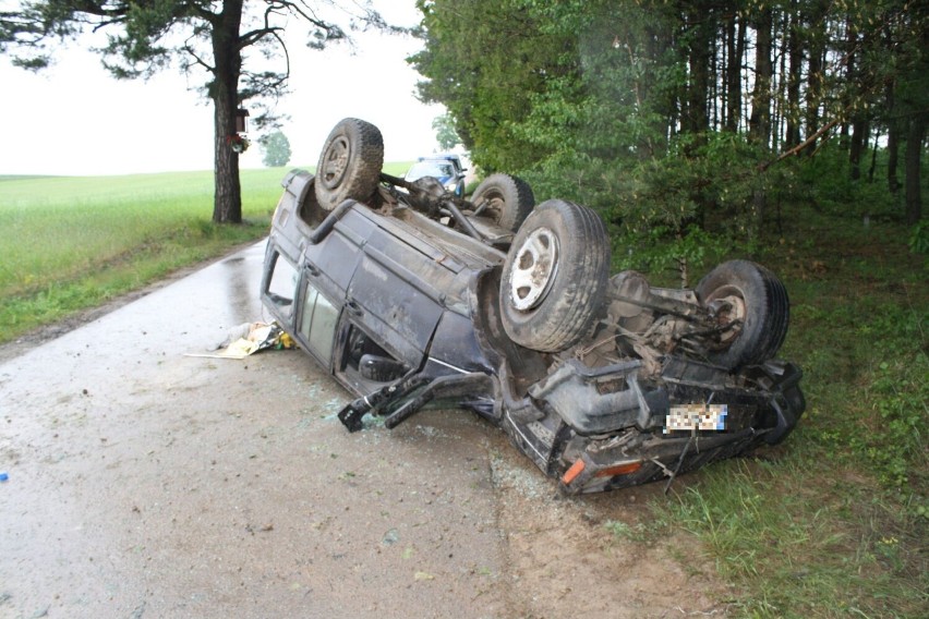 Zadole Kosmolowskie. Poważny wypadek pod Olkuszem. Dwie osoby poszkodowane. Kierowca uciekł z miejsca zdarzenia [ZDJĘCIA]