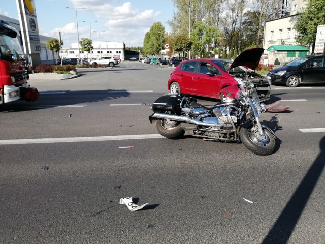 Wypadek na Sulejowskiej w Piotrkowie: samochód osobowy zderzył się z motocyklem