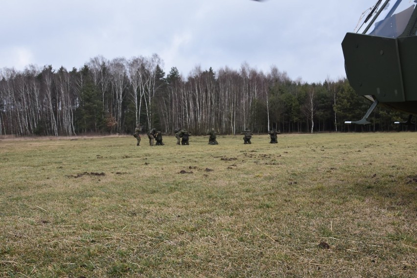 Żołnierze 1. Batalionu Kawalerii Powietrznej szkolą się w lasach koło Tomaszowa Maz. [ZDJĘCIA]