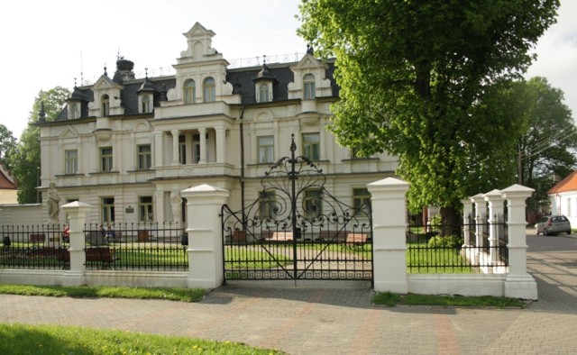 Pałac Buchholtz&oacute;w - elewacja frontowa. Pałac był własnością właściciela jednej z fabryk jakie tu istniały w XIX w. fot. R. Grzeszczyk