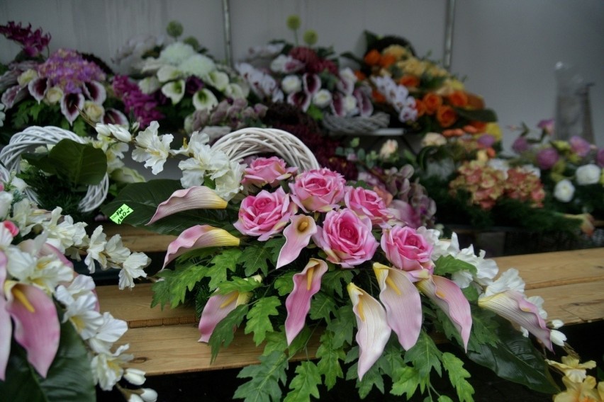 Wiązanki i kompozycje kwiatowe na Wszystkich Świętych. Sprawdź propozycje na radomskim targowisku przy ulicy Śląskiej - zdjęcia