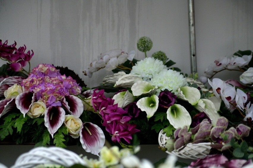 Wiązanki i kompozycje kwiatowe na Wszystkich Świętych. Sprawdź propozycje na radomskim targowisku przy ulicy Śląskiej - zdjęcia