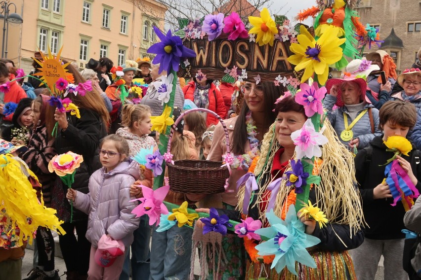 Mieszkańcy Wałbrzycha przywitali wiosnę 2024 przy Harcówce z ogniskiem i kiełbaskami! Zdjęcia