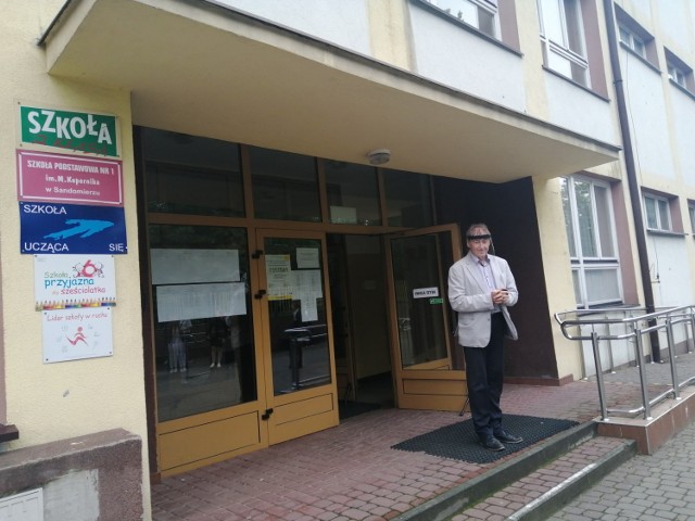 O zachowaniu środków ostrożności podczas egzaminu przypominał przed wejściem do budynku  Waldemar Gosek, dyrektor Szkoły Podstawowej nr 1 w Sandomierzu.