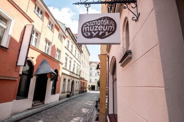 Muzeum Pyry w Poznaniu donosi o nowej atrakcji miejskiej. Obok budynku pojawiła się dziura na środku drogi. Muzeum proponuje trening gry w golfa zgnitymi pyrami.